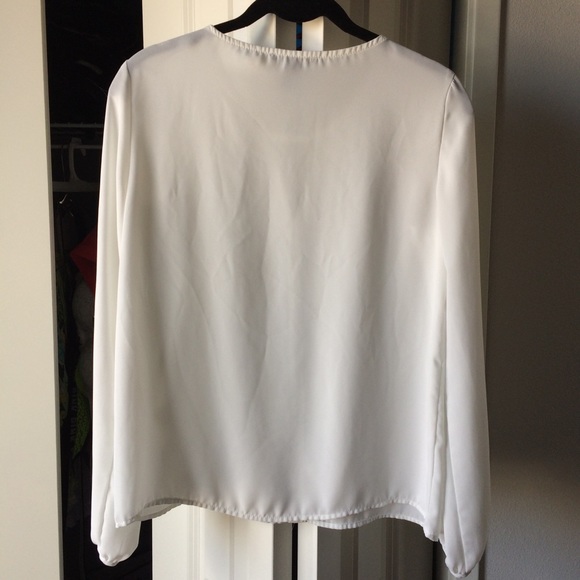 ❤️❤️White Keyhole Neck Basic Top - Picture 2 of 7